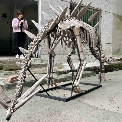 Esqueleto del dinosaurio de Jurassic Park de la exposición, réplicas del hueso del dinosaurio