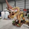 El parque de atracciones anunciado observa el modelo del Triceratops del dinosaurio del centelleo