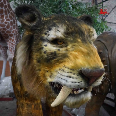 Gato dientes de sable animatronic del mismo tamaño a prueba de mal tiempo para el parque temático