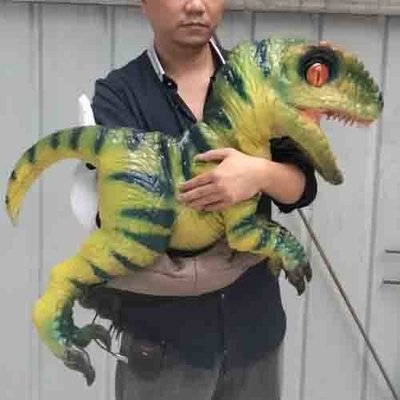 comprar Juguete Animatronic impermeable del bebé del dinosaurio de la simulación grande adaptable popular más linda en las manos para el parque temático online manufacture