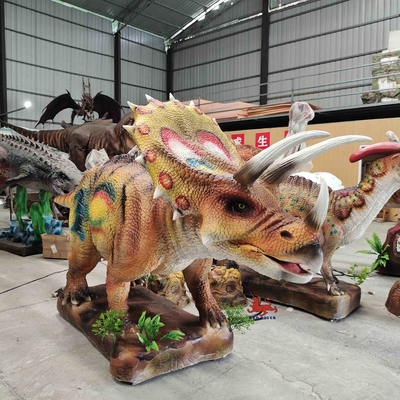 El parque de atracciones anunciado observa el modelo del Triceratops del dinosaurio del centelleo