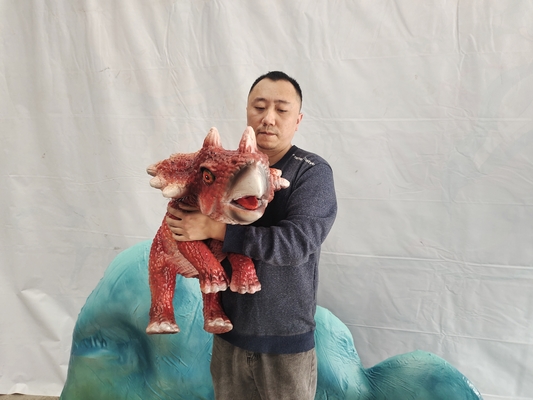 Buen precio Marioneta Animatronic del Triceratops del dinosaurio del bebé del control de la mano en venta en línea